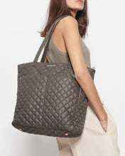 Load image into Gallery viewer, Large Metro Quatro Tote Magnet
